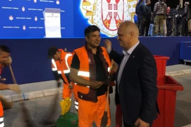 Vesić sa komunalcima odmah posle mitinga: Za sat vremena sve će biti počišćeno