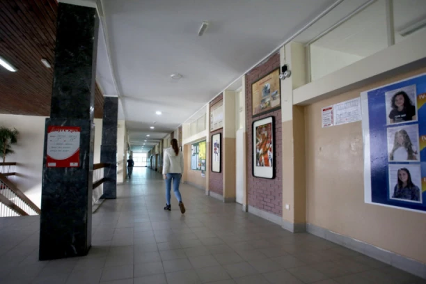 Poražavajuće! Srednjoškolci odmor između časova pretvorili u pauzu za pušenje