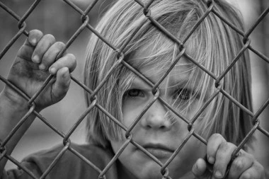 ZBOG OVE FOTOGRAFIJE SRBIJA JE GRCALA U SUZAMA: Đorđe sa knedlom u grlu čitao poruku - evo kako danas živi mala Zorica ''iz izloga'' (FOTO)