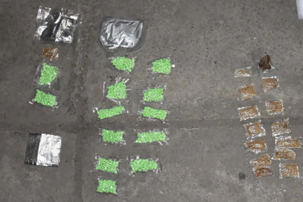 KAKAV GENIJE! Vozio se autobusom, a u jastuku držao 636 tableta ekstazija