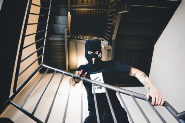 Razbojnik u Smederevskoj Palanci mučki napao starijeg čoveka s leđa i opljačkao ga