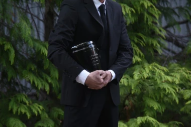 (FOTO) Evo ko je čovek koji je držao urnu Mire Marković!