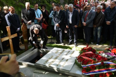 (FOTO, VIDEO) Sahrana Mire Marković u Požarevcu: Urna položena u grob uz pesmu "Podmoskovske večeri"