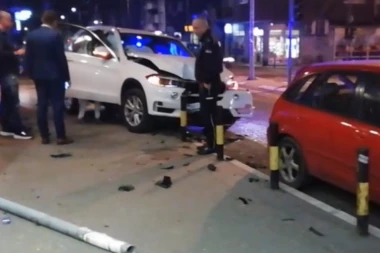 Udes u centru Beograda: BMW pokosio semafor i parkirani automobil