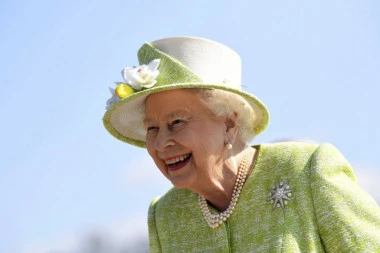 SKRIVENA PORUKA: Ovo je razlog zbog kojeg kraljica Elizabeta uvek nosi DREČAVE BOJE!