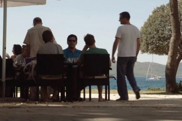 SEZONA NIJE NI POČELA, A ONI KRENULI DA DERU LJUDE I TO NA KVARNO! Turisti šokirani računima na hrvatskom primorju! CENOVNIKE KRIJU KO ZMIJA NOGE!