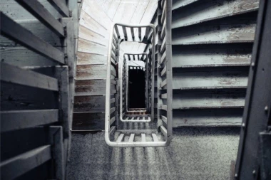 Stravična nesreća kod Guče! Dete (3) palo sa stepenica, zbog preloma lobanje hitno prebacivanje za Beograd!