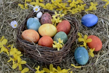 FARBANJE PRIRODNIM BOJAMA: Uskršnja jaja obojena namirnicama iz frižidera