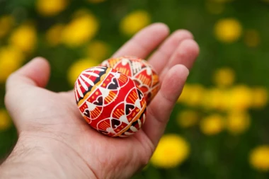 PRAKTIČNI SAVETI ZA PRIPREMU VASKRSA: Gumice i vosak za savršenu šaru