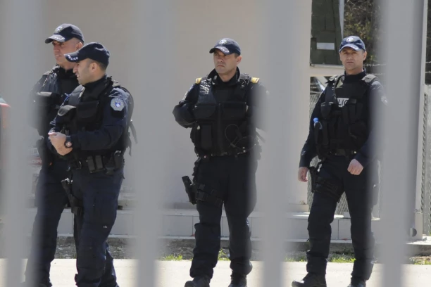 PUCNJAVA U KOSOVO POLJU: Napali policiju, šestoro povređenih!