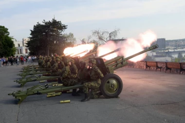 Grmelo na Kalemegdanu: Počasna artiljerijska paljba povodom Dana Vojske Srbije
