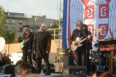 Gitarista "Riblje čorbe" na respiratoru, ćerka uplašena: Smejali smo se kako ne volimo da nosimo maske, a sada nas je zadesilo ovo!