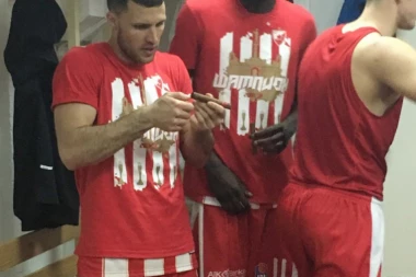 (FOTO) Košarkaši Zvezde dali sebi oduška: Pivo i tompusi u svlačionici šampiona ABA lige!