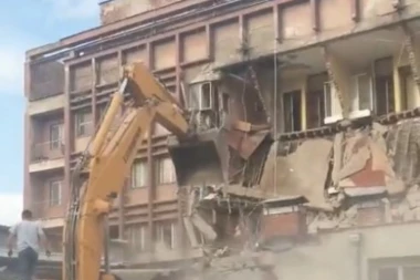 (VIDEO) Tragedija u Južnoj Mitrovici! Pronađeno beživotno telo radnika u ruševinama hotela