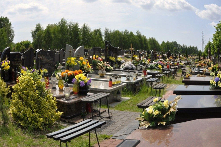 NAKON DVE DECENIJE OBOREN REKORD PREMINULIH U SRBIJI! Stravičan broj, groblja sve šira, zbog previše posla pokojnici sahranjivani i nedeljom