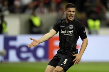 (VIDEO) Jović se zamalo POVREDIO tokom proslave gola protiv Čelsija!