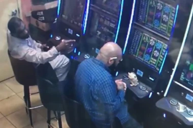 (VIDEO) PROFI LOPOVI U AKCIJI: Izvukli iz aparata u kladionici sav novac i to uz dobro poznati trik