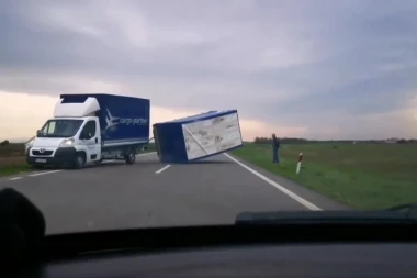 (VIDEO) Umalo tragedija: Jak vetar oborio prikolicu, za dlaku izbegnuta teška saobraćajka
