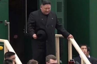 Hleb i so! Kim Džong Un blindiranim vozom stigao u Rusiju, dočekan tradicionalnom dobrodošlicom