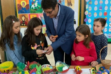 (FOTO) LEPO I HUMANO: Učenici prodavali uskršnje radove za drugaricu kojoj je izgorela kuća!