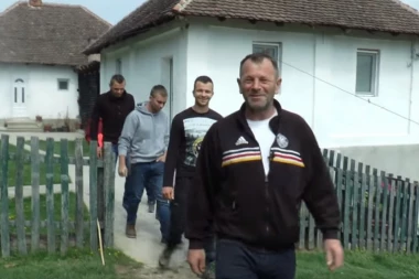 (VIDEO) Čudo neviđeno! Radiša ima dve žene i sa njima šestoro dece, selo nemo od šoka!