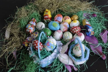 Karantin ih pretvorio u domaćice: Evo kako su poznate pevačice ukrasile uskršnja jaja!