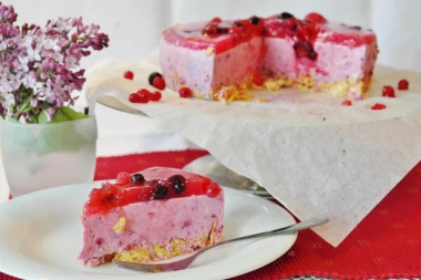 Torta sa malinama: Osvežavajuća poslastica je idealna za prazničnu trpezu!