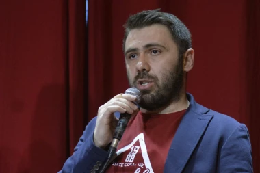 Žene šire noge da dobiju Gučijevu torbicu, a ne dete: Bivši fudbaler napisao pesmu koja je izazvala skandal