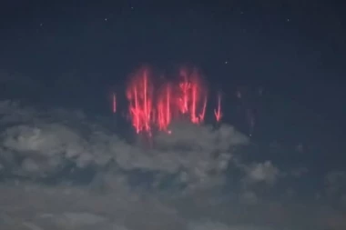 (FOTO, VIDEO) Pred "crvenim sprajtovima" zastaje dah: Ovakav vremenski fenomen još niste videli!