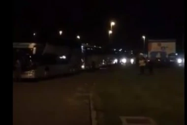 (VIDEO) IŽIVLJAVANJE HRVATA NA GRANICI: Držali srpske autobuse BEZ OBJAŠNJENJA četiri sata!
