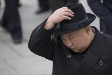 (ŠOK FOTO) Pojavila se slika mrtvog Kim Džong Una?! Lider u staklenom sanduku sa crvenim pokrovom!