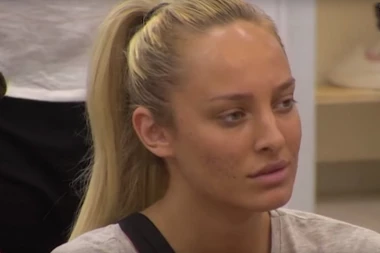 (VIDEO) Ovo je jezivo: Luna ni ne sluti šta se nalazi ispod njenog dušeka, DOBRO DA NIJE VIDELA!