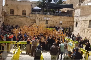 (VIDEO) Da se naježiš! Slavna pesma o Kosovu odjekuje Svetom zemljom: Kako su Srbi u Jerusalimu proslavili Veliki petak