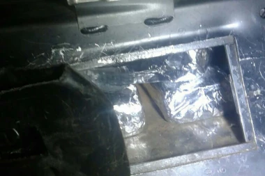 (FOTO) Zaplenjeno 6,5 kila heroina, privedenog dileru određen pritvor