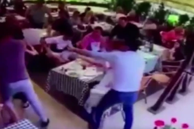 Stravična scena u restoranu u centru Beograda: Izvadio pištolj, hteo da zapuca pred gostima i malim detetom