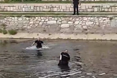 (VIDEO) Nesvakidašnja akcija usred Nišave: Policajci skočili u reku i uhapsili muškarca