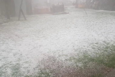 (VIDEO) Nevreme tamanilo Hrvatsku: Vetar obarao drveće, voda kuljala ulicama, automobili ostali zarobljeni!