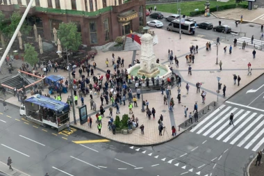 (VIDEO) Pukli su k'o zvečke! Pogledajte koliko se ljudi okupilo na Đilasovom protestu