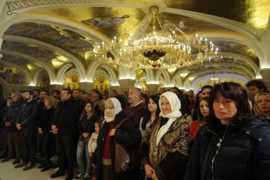 Ponoćnom liturgijom počeo Vaskrs