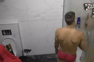 Pucala tuš-kabina: Ana i David jedva kontrolisali strasti, imali žestok se*s, ništa ih nije zanimalo!