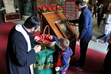 Danas je Vaskršnji ponedeljak! Devojke, ako vam momak uradi OVO zaprosiće vas, a evo kako da sperete grehe pre toga