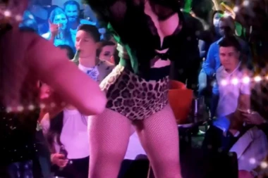 JK napravila haos na nastupu: Mrežaste čarape i tigrasti šorts!