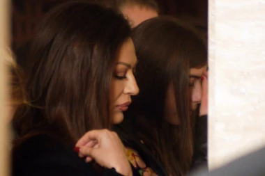 (FOTO) Ceca se pričestila u Hramu Svetog Save zajedno sa Veljkom