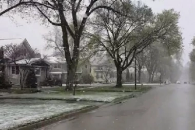 (VIDEO) Srbi u Čikagu dočekali Uskrs uz sneg: Dok napolju veje, jaja i pečenje su spremni