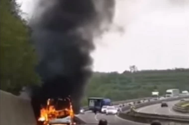 (VIDEO) VATRA PROGUTALA AUTOBUS NA AUTOPUTU!