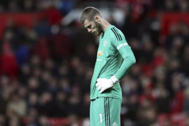 (VIDEO) Kakva blamaža: Neviđena glupost Mančesterovog golmana na početku meča