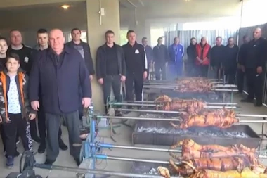 (VIDEO) Palma tamanio prasiće i jagnjiće! Vaskršnjom čestitkom zapalio Fejsbuk