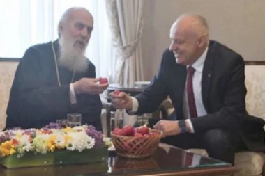 Takmičenje u kucanju jajima! Patrijarh pobedio, gradonačelnik mu čestitao