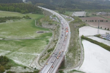 Teška saobraćajka na deonici Kraljevo - Preljina! Autobus se zakucao u traktorsku prikolicu, pa na nju naleteo automobil