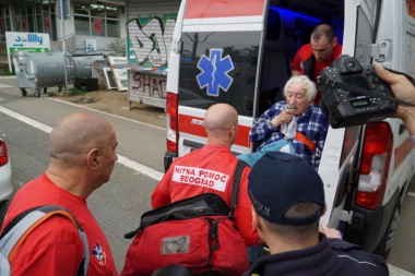 (FOTO) Deda Dušan spasen iz solitera u plamenu